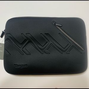 NWT! Targus TRAX laptop sleeve, fits up to 15.6”
